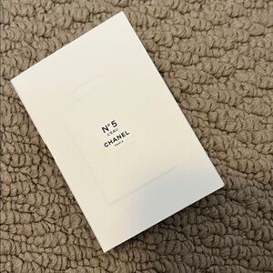 CHANEL No.5 L'EAU White Presentation Box